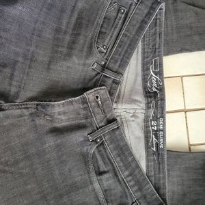 Levi Demi-curve Black Jeans